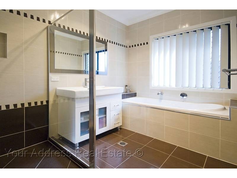 28 Maryland Drive, Regents Park QLD 4118