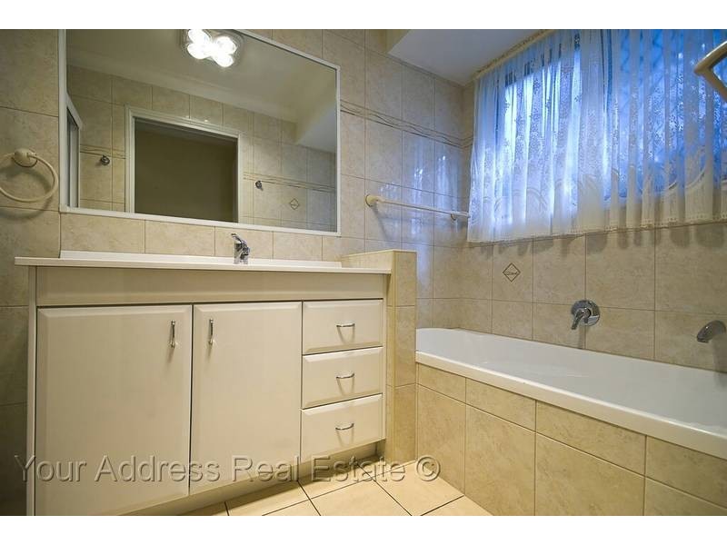 111 Estramina Road, Regents Park QLD 4118