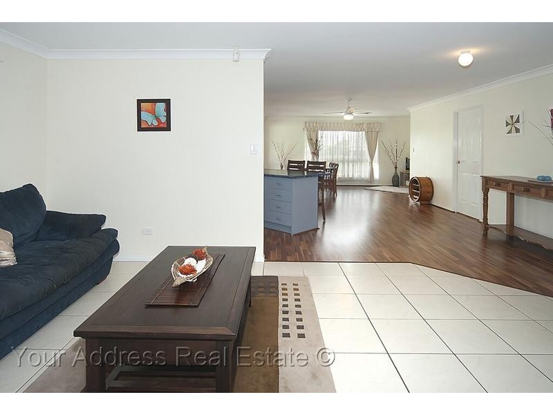 2 Hillview Drive, Hillcrest QLD 4118