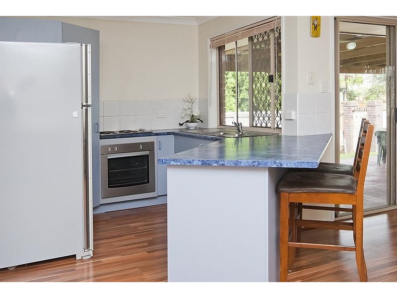 2 Hillview Drive, Hillcrest QLD 4118