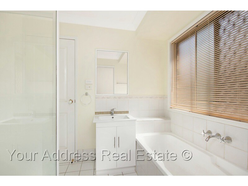 2 Hillview Drive, Hillcrest QLD 4118