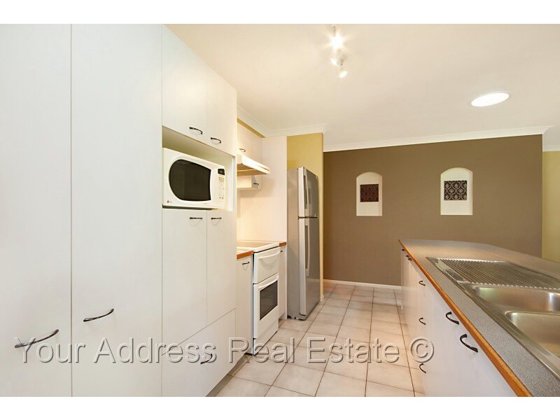 14 Topham Ct, Hillcrest QLD 4118