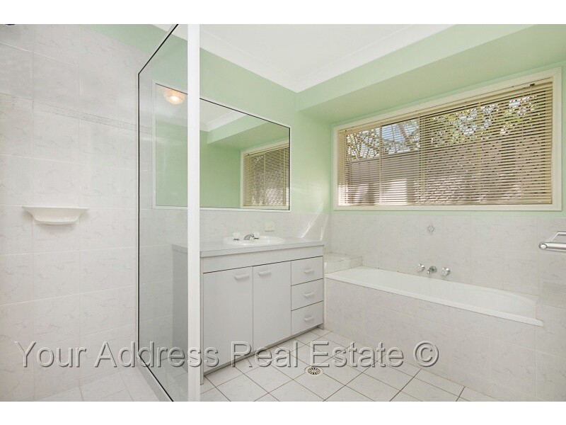 14 Topham Ct, Hillcrest QLD 4118