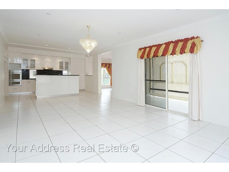 16 Cornell Close, Regents Park QLD 4118