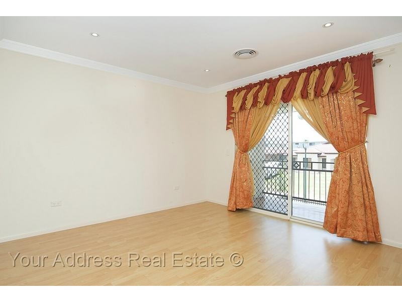 16 Cornell Close, Regents Park QLD 4118