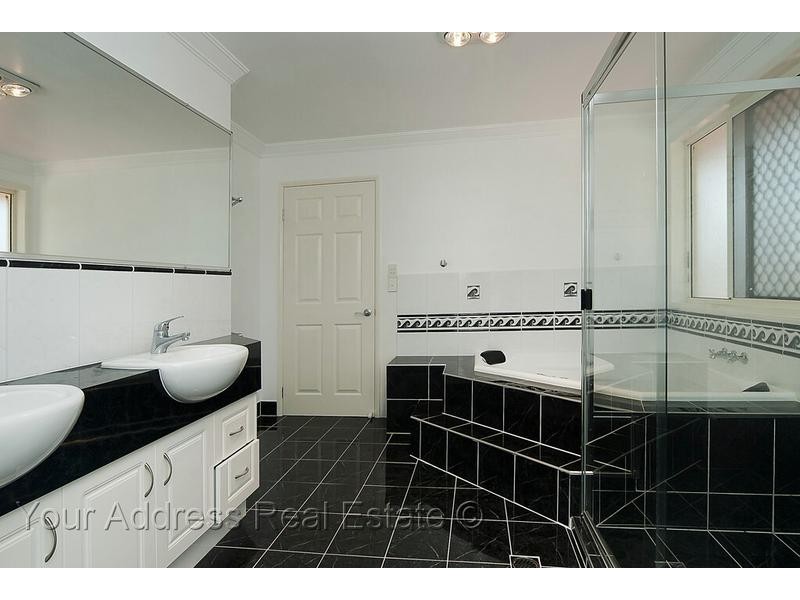 16 Cornell Close, Regents Park QLD 4118