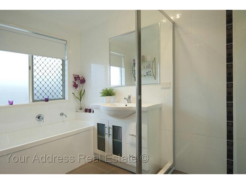 40 Charlton Place, Regents Park QLD 4118