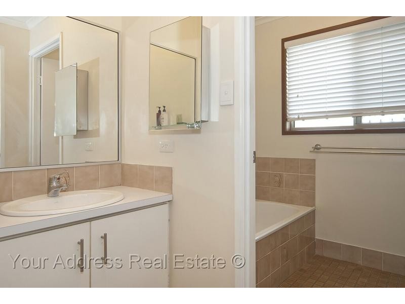 31 Cresthill Avenue, Regents Park QLD 4118