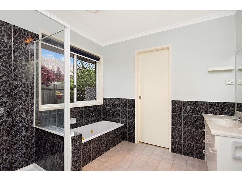 137 Emerald Drive, Regents Park QLD 4118