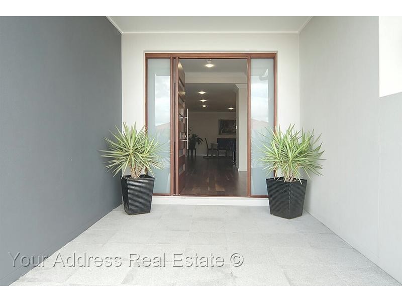 8 Denver Grove, Regents Park QLD 4118