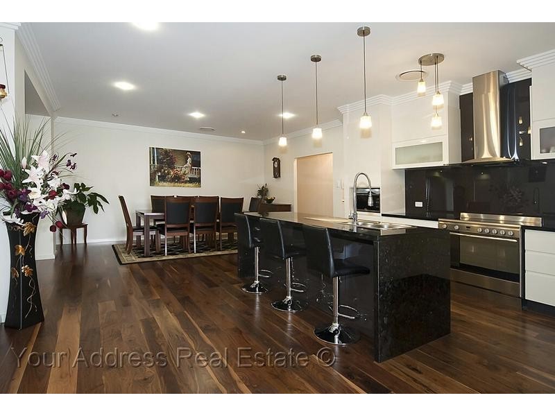 8 Denver Grove, Regents Park QLD 4118