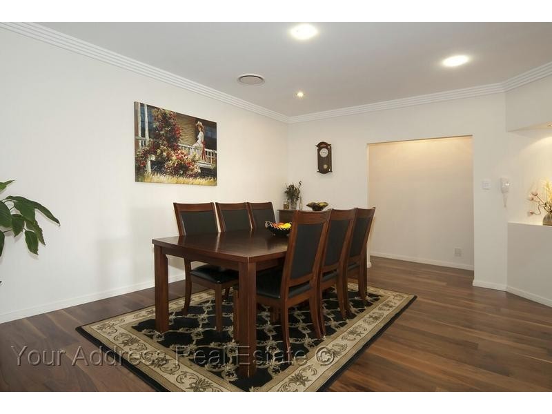 8 Denver Grove, Regents Park QLD 4118
