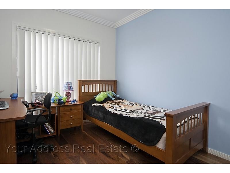 8 Denver Grove, Regents Park QLD 4118
