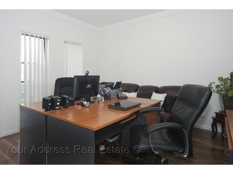 8 Denver Grove, Regents Park QLD 4118