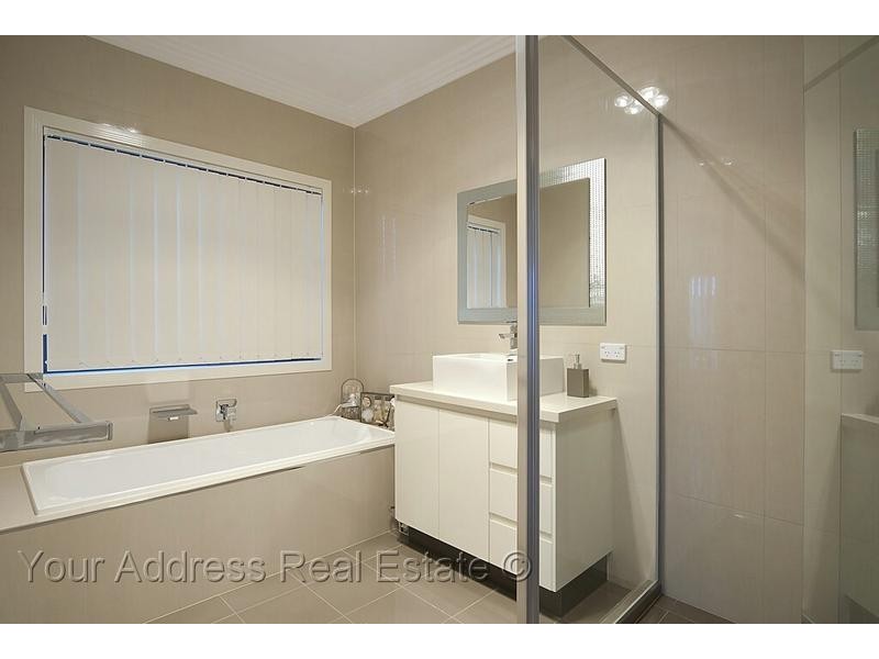 8 Denver Grove, Regents Park QLD 4118