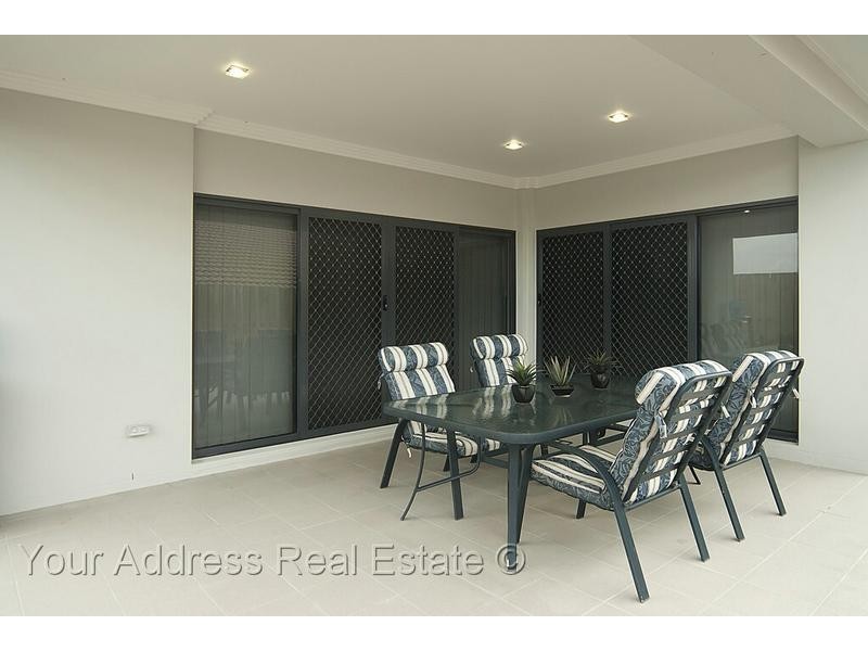 8 Denver Grove, Regents Park QLD 4118