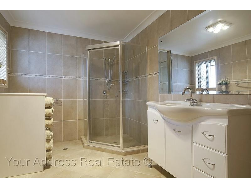 1 Ghostgum Court, Park Ridge QLD 4125