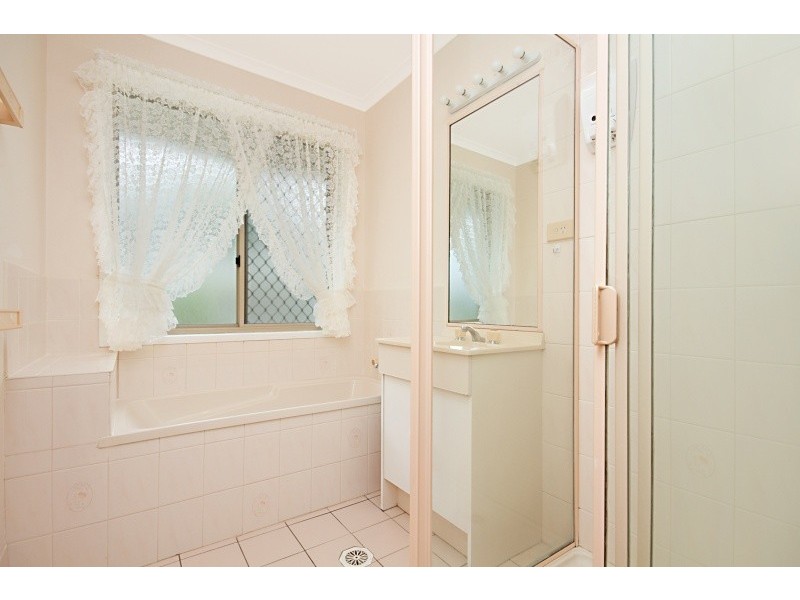 4 Fernhaven Court, Regents Park QLD 4118