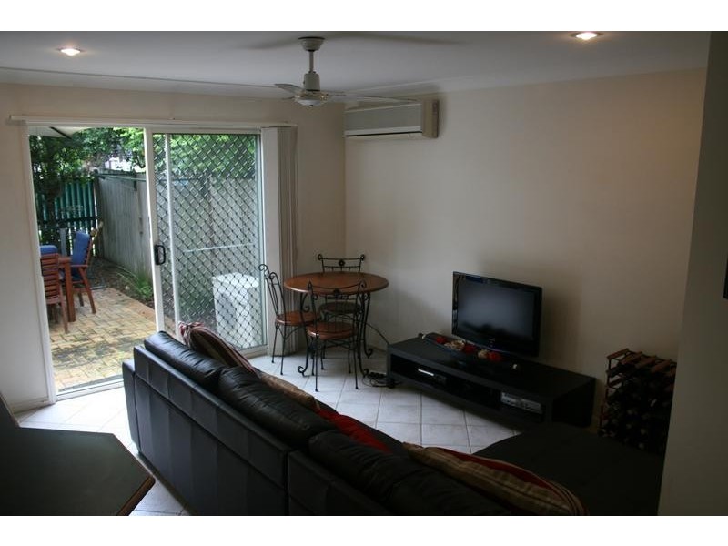 1/80 Victoria Trc, Greenslopes QLD 4120