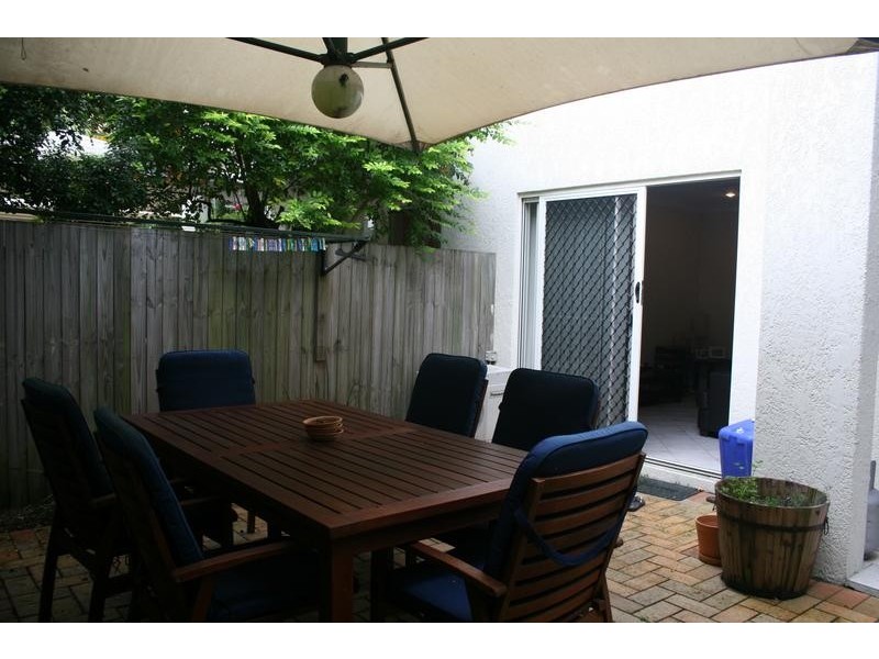 1/80 Victoria Trc, Greenslopes QLD 4120