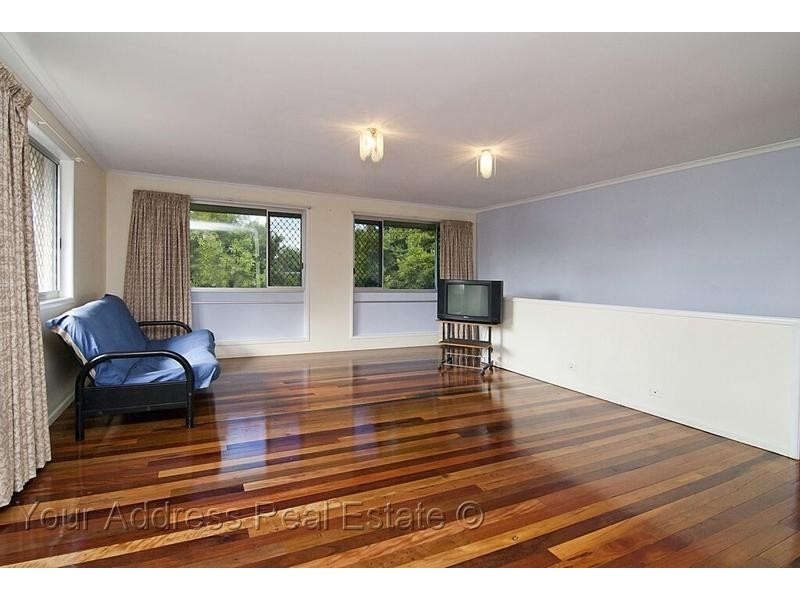 94 Conifer Street, Hillcrest QLD 4118