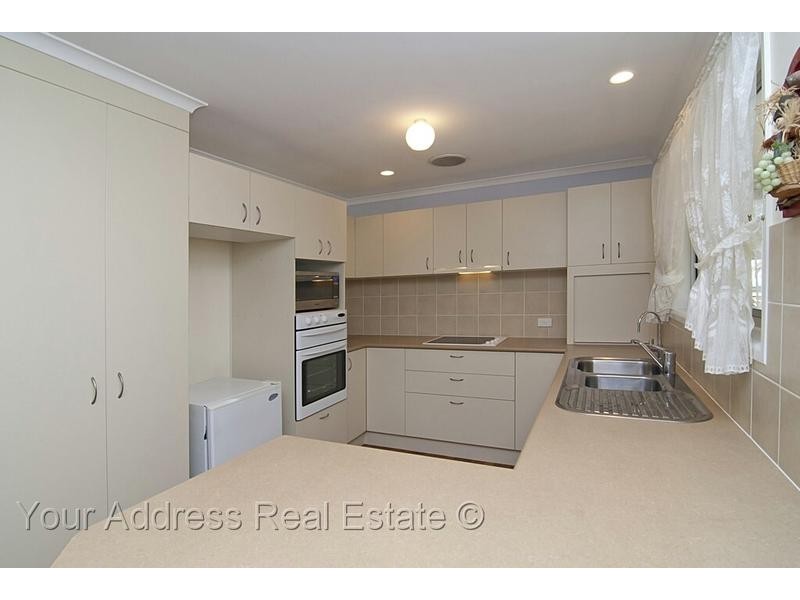 94 Conifer Street, Hillcrest QLD 4118