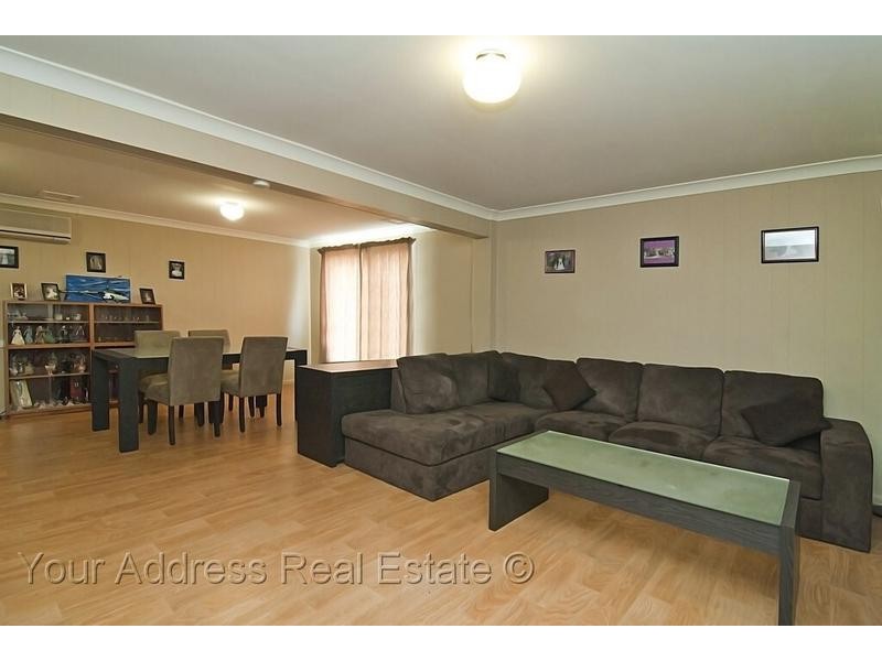 94 Conifer Street, Hillcrest QLD 4118
