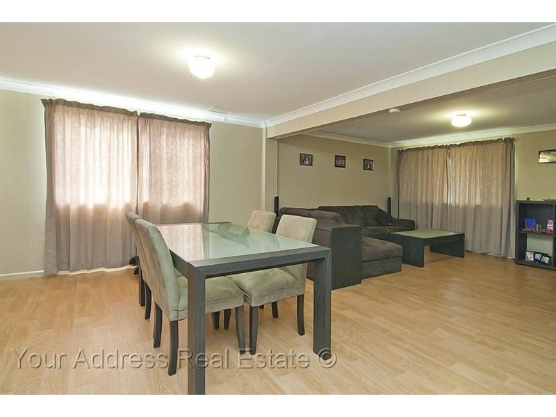 94 Conifer Street, Hillcrest QLD 4118