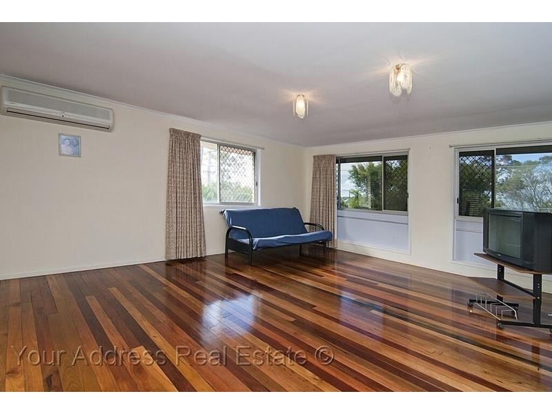 94 Conifer Street, Hillcrest QLD 4118