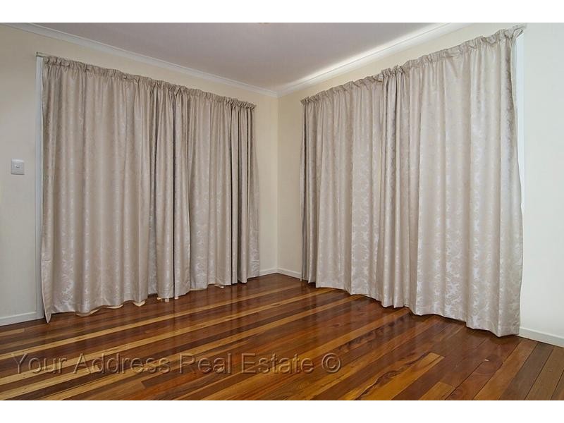 94 Conifer Street, Hillcrest QLD 4118