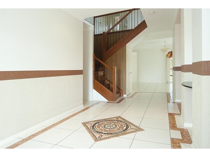 16 Cornell Close, Regents Park QLD 4118