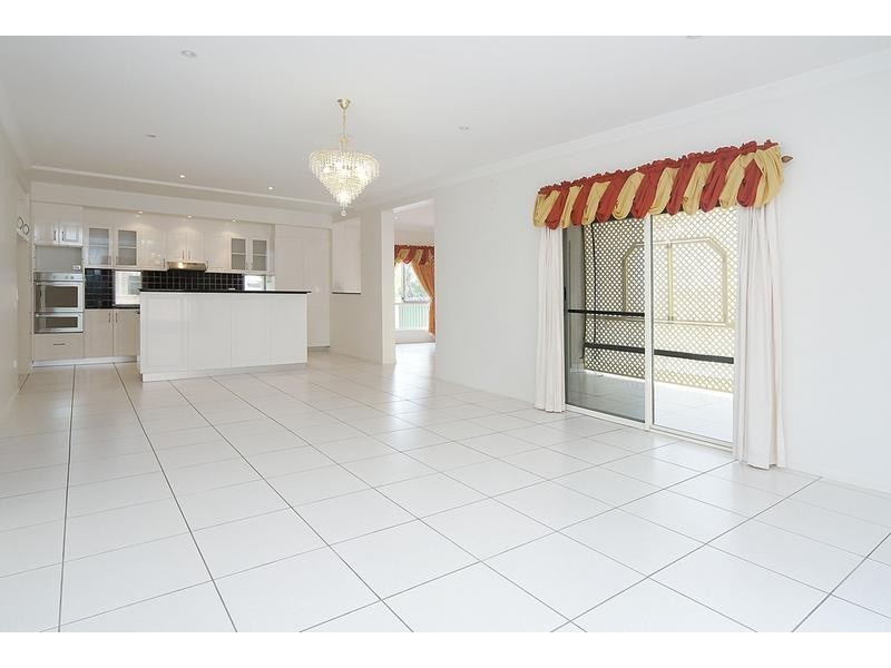 16 Cornell Close, Regents Park QLD 4118