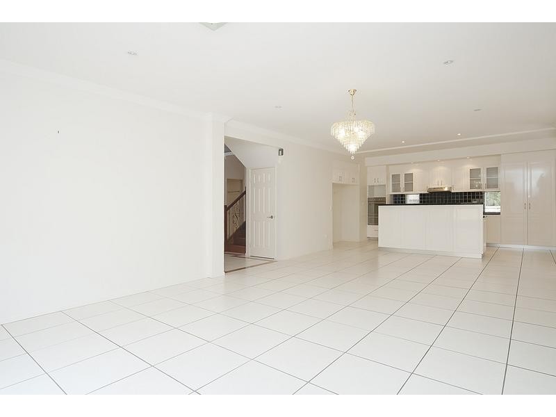 16 Cornell Close, Regents Park QLD 4118