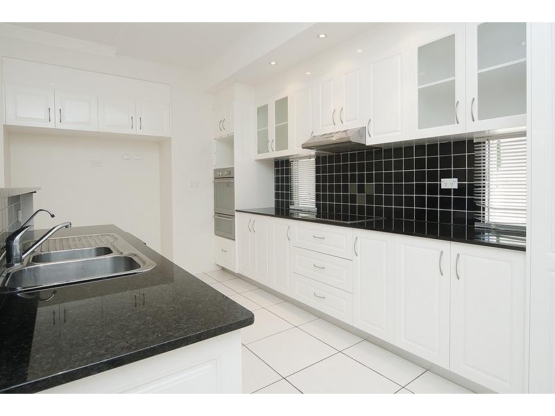 16 Cornell Close, Regents Park QLD 4118