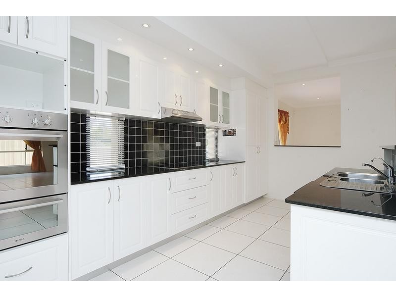 16 Cornell Close, Regents Park QLD 4118