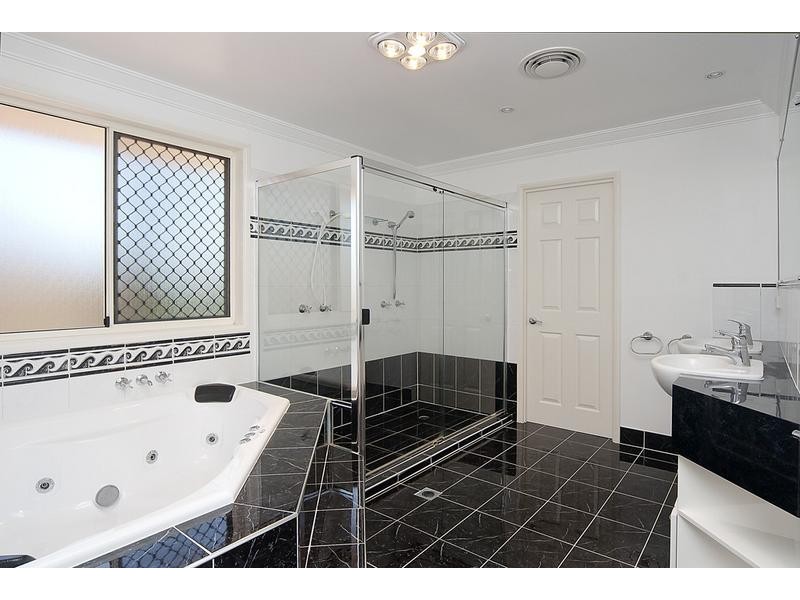 16 Cornell Close, Regents Park QLD 4118