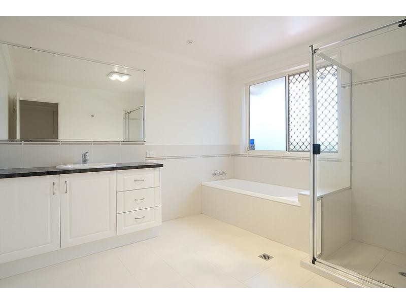 16 Cornell Close, Regents Park QLD 4118