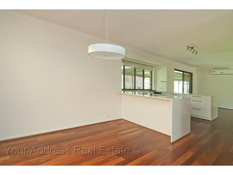 8 Kew Place, Munruben QLD 4125