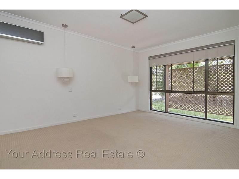 8 Kew Place, Munruben QLD 4125