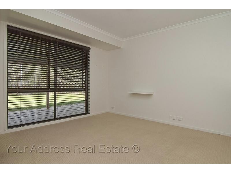 8 Kew Place, Munruben QLD 4125