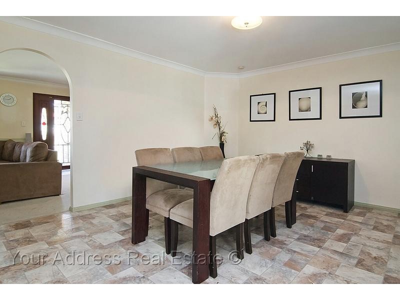 24 Bottlebrush Drive, Regents Park QLD 4118