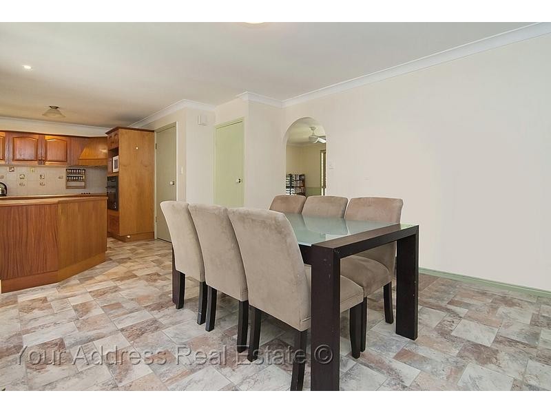 24 Bottlebrush Drive, Regents Park QLD 4118