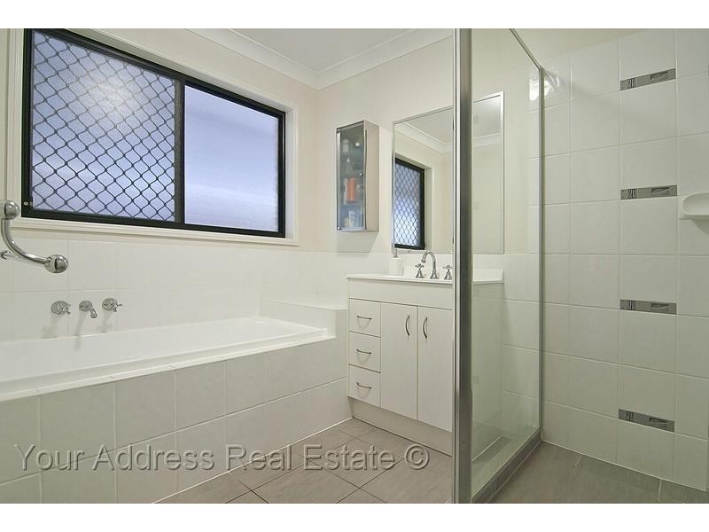 1 Zoe Place, Hillcrest QLD 4118