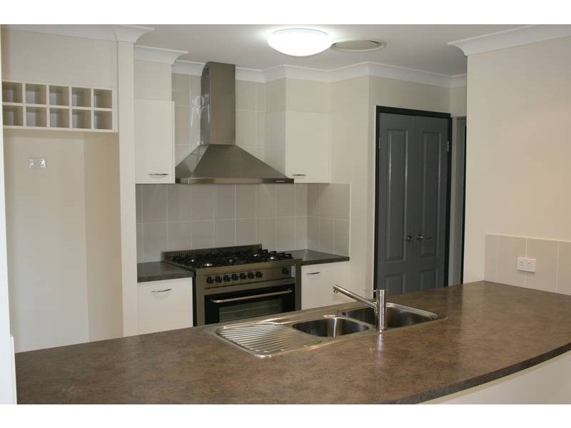 27 Sandalwood Street, Heathwood QLD 4110