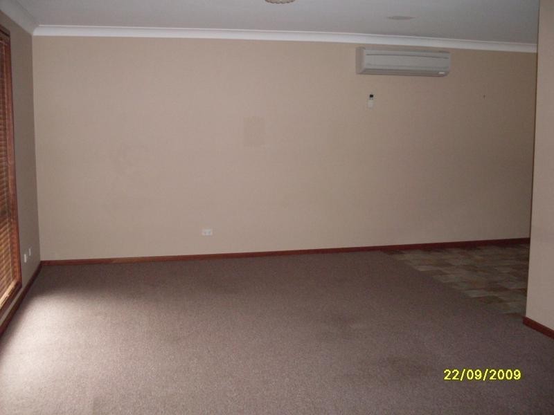 11 HOLT PLACE, Raymond Terrace NSW 2324