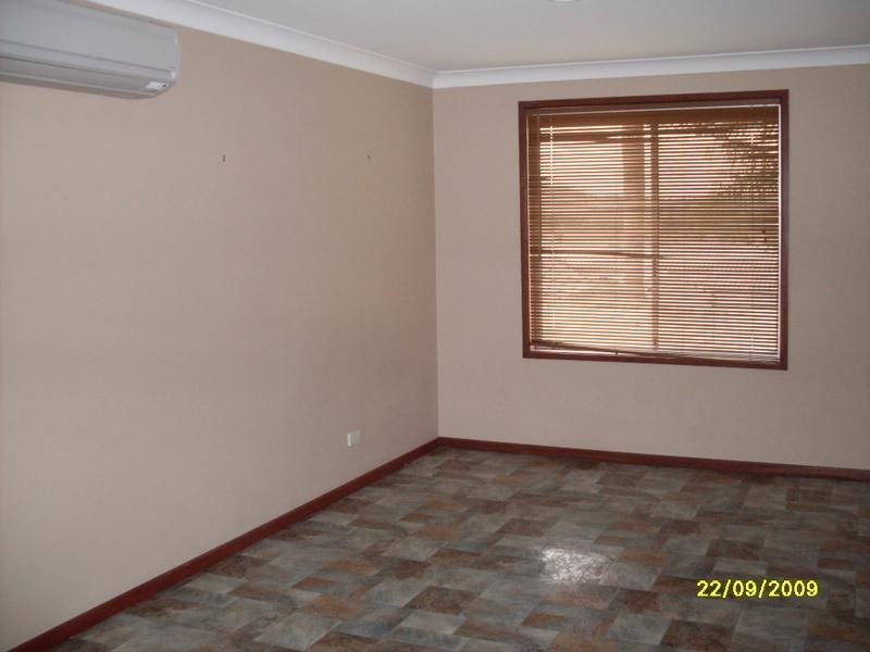 11 HOLT PLACE, Raymond Terrace NSW 2324