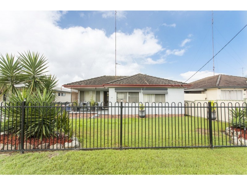 37 Redbill Drive, Woodberry NSW 2322