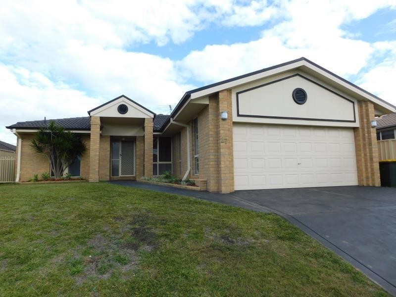 27 STRUTT CRESCENT, Metford NSW 2323