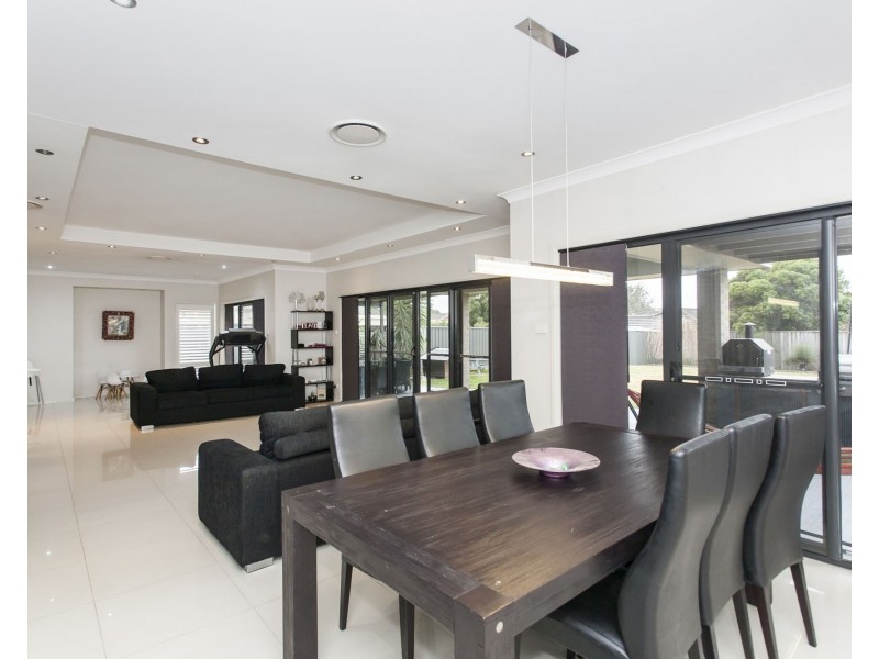 7 Edward Windeyer Way, Raymond Terrace NSW 2324