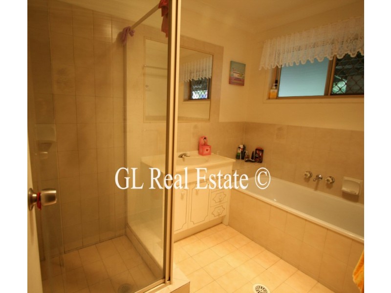 17 WESTWOOD DRIVE, Hillcrest QLD 4118